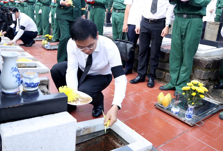 Phó Thủ tướng Nguyễn Văn Thắng tri ân các anh hùng liệt sĩ - Ảnh VGP/Đức Tuân Phó Thủ tướng Nguyễn Văn Thắng tri ân các anh hùng liệt sĩ - Ảnh VGP/Đức Tuân