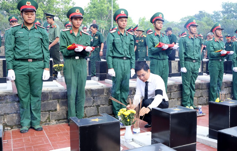 Phó Thủ tướng Nguyễn Văn Thắng thắp hương tại các mộ liệt sĩ - Ảnh VGP/Đức Tuân Phó Thủ tướng Nguyễn Văn Thắng thắp hương tại các mộ liệt sĩ - Ảnh VGP/Đức Tuân