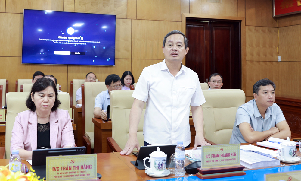 Phó Bí thư Tỉnh ủy, Chủ tịch UBND tỉnh Phạm Hoàng Sơn phát biểu. Phó Bí thư Tỉnh ủy, Chủ tịch UBND tỉnh Phạm Hoàng Sơn phát biểu.