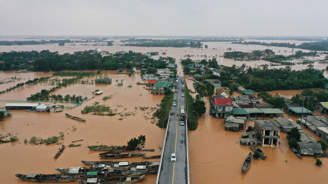 mưa lớn từ ng&agrave;y 8 đến 10/7 khiến 4 ng&ocirc;i nh&agrave; bị sập, 145 nh&agrave; hư hỏng, 49 nh&agrave; phải di dời khẩn cấp do nguy cơ sạt lở v&agrave; 71 nh&agrave; bị ảnh hưởng bởi ngập &uacute;ng, sạt lở.