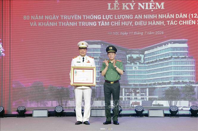 Đại tướng Lương Tam Quang, Bộ trưởng Bộ Công an trao Huân chương Bảo vệ Tổ quốc hạng Ba cho Thiếu tướng Nguyễn Bá Tuấn, Phó Cục trưởng Cục Quản lý xuất nhập cảnh. Ảnh: Phạm Kiên/TTXVN Đại tướng Lương Tam Quang, Bộ trưởng Bộ Công an trao Huân chương Bảo vệ Tổ quốc hạng Ba cho Thiếu tướng Nguyễn Bá Tuấn, Phó Cục trưởng Cục Quản lý xuất nhập cảnh. Ảnh: Phạm Kiên/TTXVN