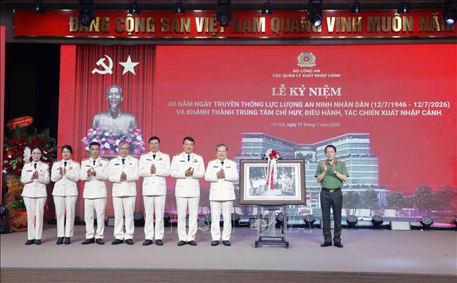 Đại tướng Lương Tam Quang, Bộ trưởng Bộ Công an trao tặng Bức ảnh Bác Hồ với lực lượng An ninh nhân dân cho Cục Quản lý xuất nhập cảnh. Ảnh: Phạm Kiên/TTXVN Đại tướng Lương Tam Quang, Bộ trưởng Bộ Công an trao tặng Bức ảnh Bác Hồ với lực lượng An ninh nhân dân cho Cục Quản lý xuất nhập cảnh. Ảnh: Phạm Kiên/TTXVN