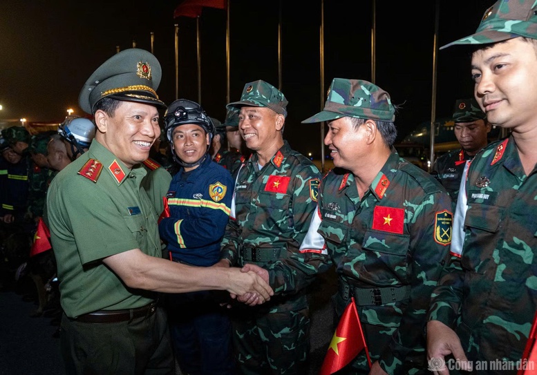 Thứ trưởng Bộ Công an Lê Văn Tuyến chúc mừng các thành viên trong Đoàn CNCH Việt Nam hoàn thành xuất sắc nhiệm vụ quốc tế trở về Thứ trưởng Bộ Công an Lê Văn Tuyến chúc mừng các thành viên trong Đoàn CNCH Việt Nam hoàn thành xuất sắc nhiệm vụ quốc tế trở về