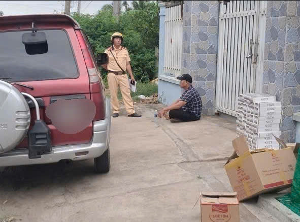 Vĩnh Long: Phát hiện xe ô tô vận chuyển hơn 1.200 bao thuốc lá lậu trên Quốc lộ 57C