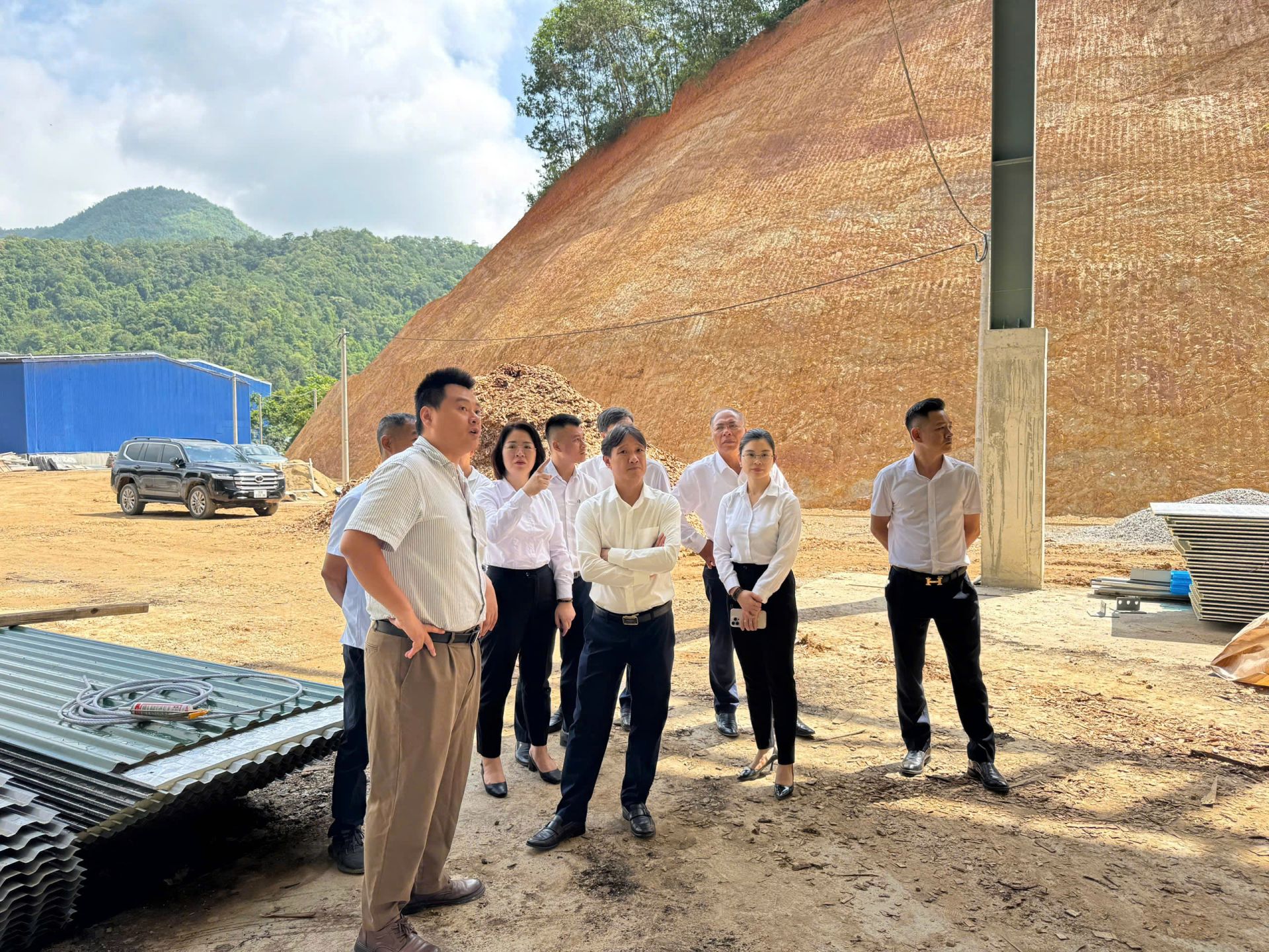 Đại diện doanh nghiệp giới thiệu tiến độ đầu tư, xây dựng và định hướng vận hành dự án với đoàn công tác Agribank Đại diện doanh nghiệp giới thiệu tiến độ đầu tư, xây dựng và định hướng vận hành dự án với đoàn công tác Agribank