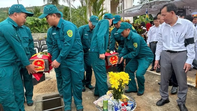 Tiễn đưa h&agrave;i cốt c&aacute;c liệt sĩ về nơi an t&aacute;ng trong khu&ocirc;n vi&ecirc;n nghĩa trang.