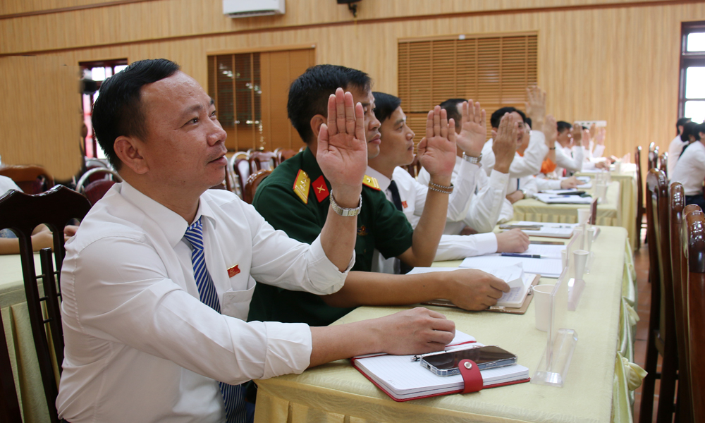 Các đại biểu HĐND xã Chi Lăng biểu quyết thông qua Nghị quyết. Các đại biểu HĐND xã Chi Lăng biểu quyết thông qua Nghị quyết.