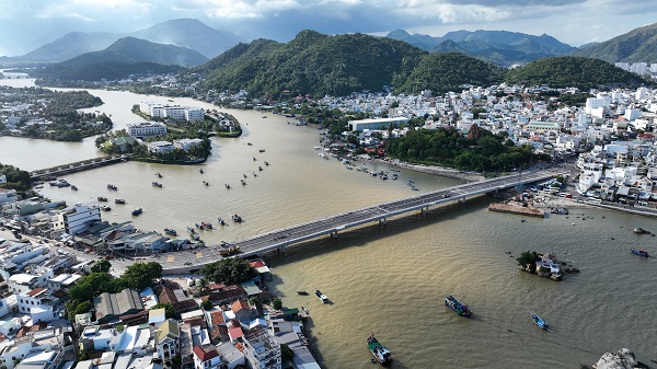 Khu du lịch Hải Đảo Nha Trang (Champa Island) (nằm giữa s&ocirc;ng C&aacute;i Nha Trang)