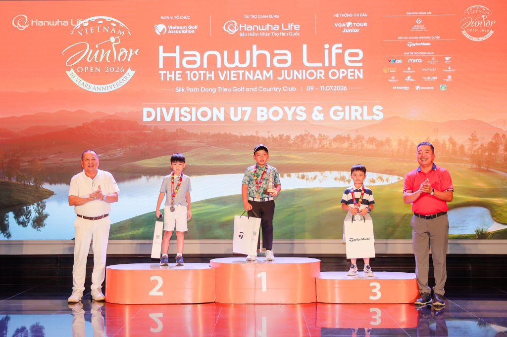 Ban Tổ chức trao giải cho c&aacute;c golfer trẻ thi đấu ở nhiều bảng tuổi từ U9 đến U21
