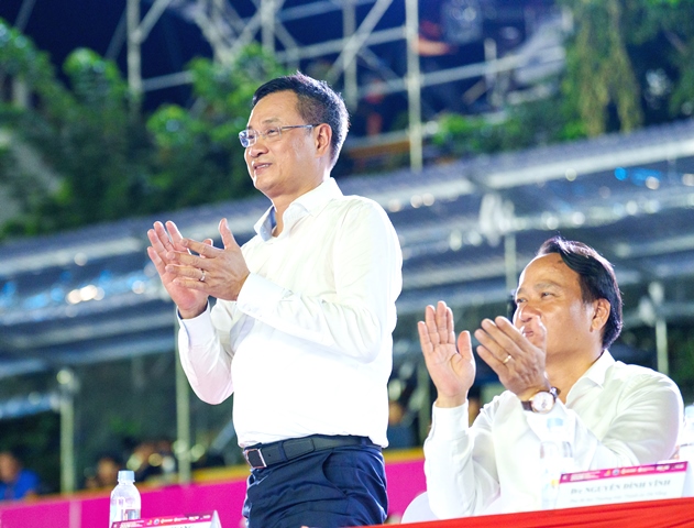 &Ocirc;ng L&ecirc; Ngọc Quang, Ủy vi&ecirc;n Ban Chấp h&agrave;nh Trung ương Đảng, B&iacute; thư Th&agrave;nh ủy Đ&agrave; Nẵng dự kh&aacute;n đ&ecirc;m chung kết