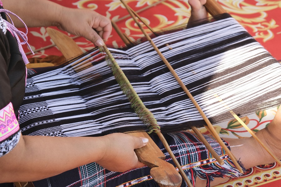 Khung dệt thổ cẩm của người K&rsquo;Ho l&agrave; bộ khung dệt rời, gọn, nhẹ, gồm c&aacute;c thanh gỗ v&agrave; tre kh&aacute; đơn giản.