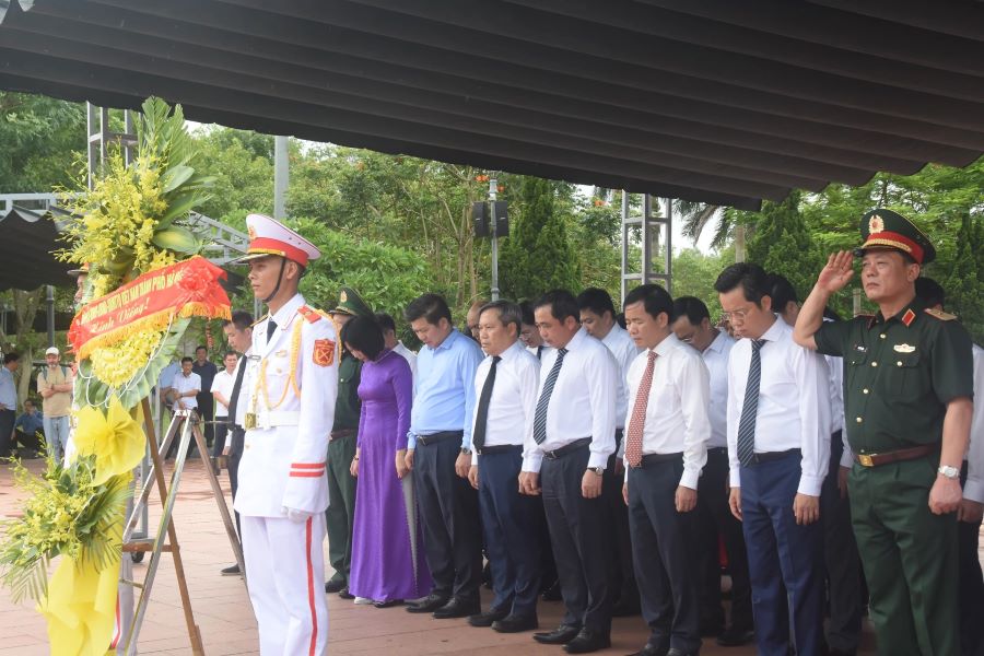 Lãnh đạo thành phố Hà Nội dâng hương, tri ân các anh hùng liệt sĩ tại Quảng Trị