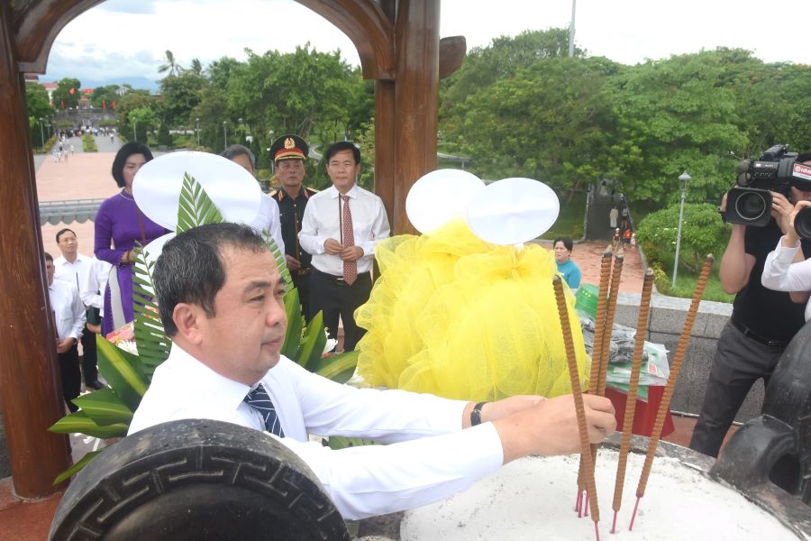 Bí thư Thành ủy Hà Nội Trần Đức Thắng dâng hương tại Di tích quốc gia đặc biệt Thành Cổ Quảng Trị Bí thư Thành ủy Hà Nội Trần Đức Thắng dâng hương tại Di tích quốc gia đặc biệt Thành Cổ Quảng Trị