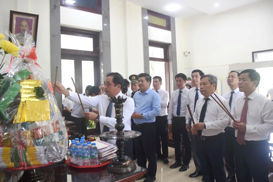 Bí thư Thành ủy Hà Nội Trần Đức Thắng và các đại biểu dâng hương tại Nhà tưởng niệm Chủ tịch Hồ Chí Minh ở Nghĩa trang liệt sĩ quốc gia Đường 9 Bí thư Thành ủy Hà Nội Trần Đức Thắng và các đại biểu dâng hương tại Nhà tưởng niệm Chủ tịch Hồ Chí Minh ở Nghĩa trang liệt sĩ quốc gia Đường 9