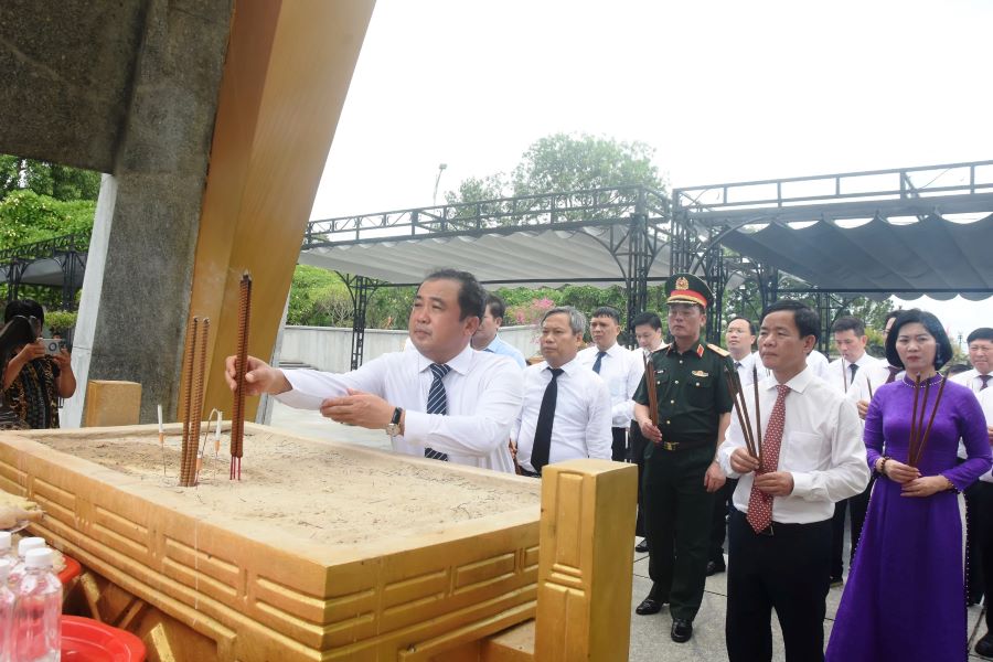Bí thư Thành ủy Hà Nội Trần Đức Thắng và đoàn dâng hương tại Nghĩa trang liệt sĩ quốc gia Đường 9 Bí thư Thành ủy Hà Nội Trần Đức Thắng và đoàn dâng hương tại Nghĩa trang liệt sĩ quốc gia Đường 9