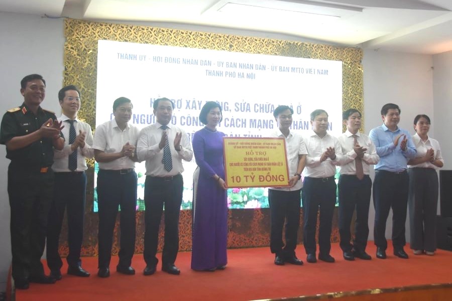 Đoàn công tác thành phố Hà Nội trao tặng tỉnh Quảng Trị kinh phí hỗ trợ xây dựng, sửa chữa nhà ở cho người có công với cách mạng và thân nhân liệt sĩ Đoàn công tác thành phố Hà Nội trao tặng tỉnh Quảng Trị kinh phí hỗ trợ xây dựng, sửa chữa nhà ở cho người có công với cách mạng và thân nhân liệt sĩ