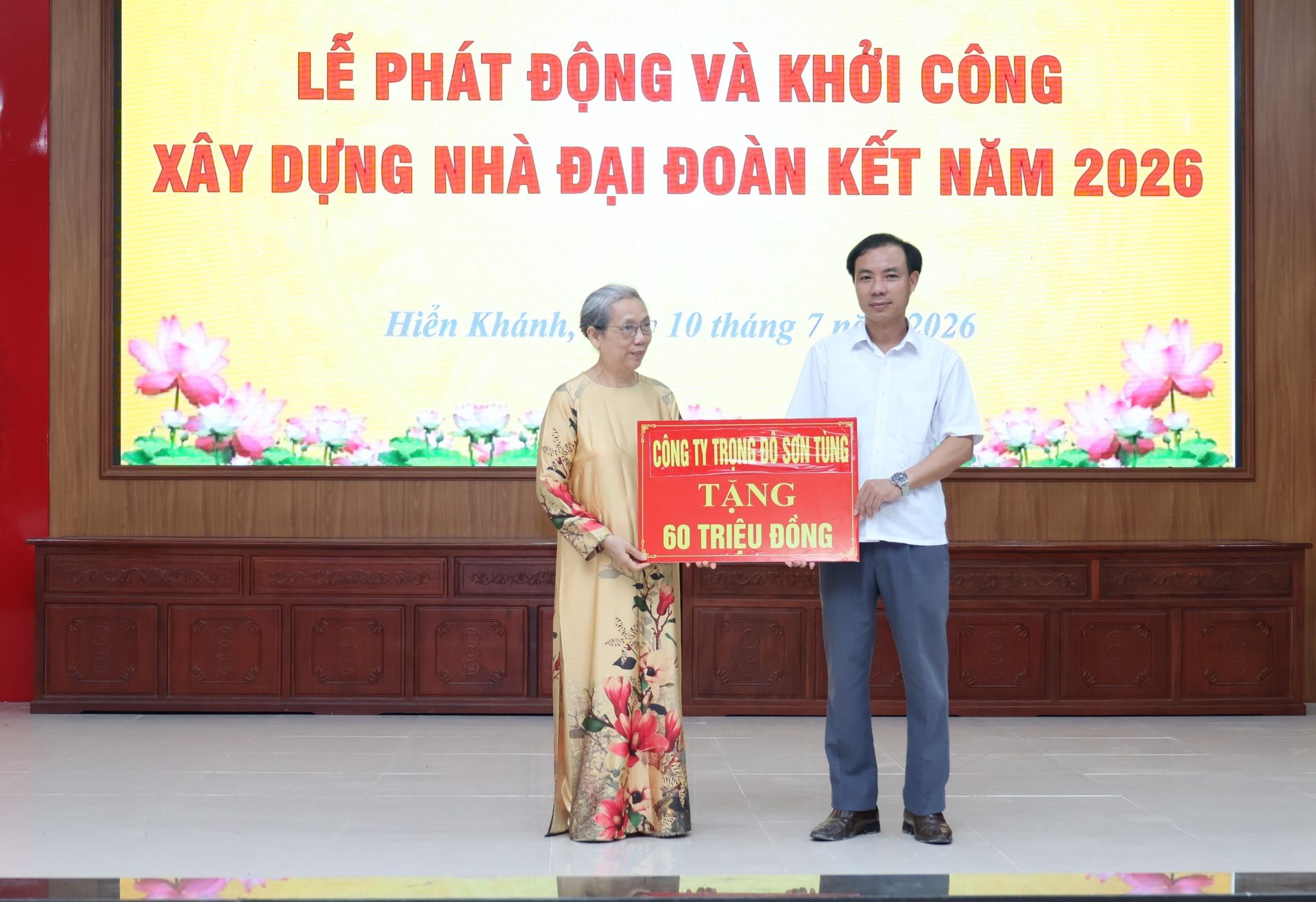Nh&agrave; hảo t&acirc;m trao tiền ủng hộ x&acirc;y dựng nh&agrave; nh&agrave; Đại đo&agrave;n kết