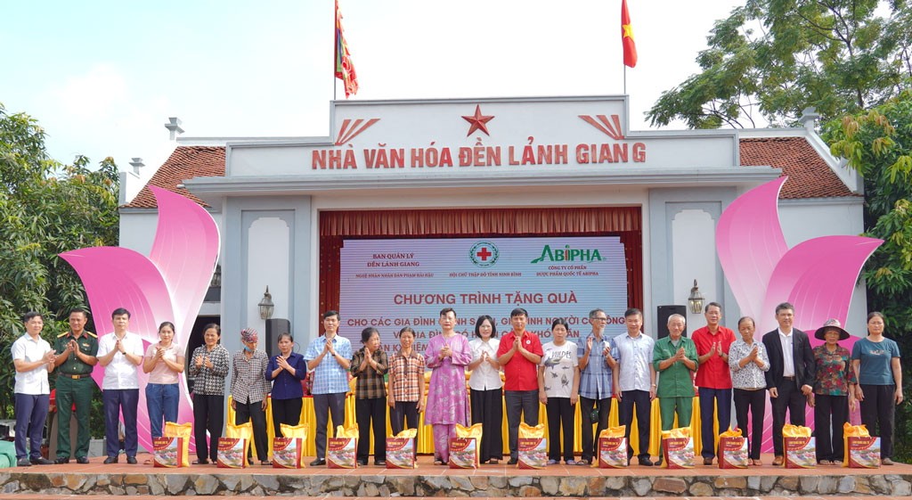 Ninh Bình: Trao hơn 1.000 suất quà tri ân gia đình chính sách, người có công tại phường Duy Tân