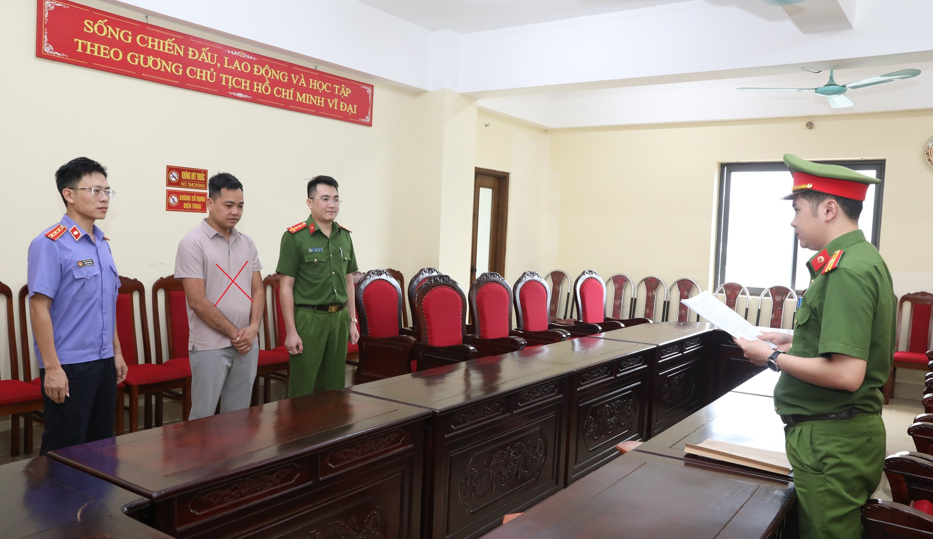Lực lượng chức năng tống đạt quyết định tố tụng đối với Nguyễn Mạnh Cường. Ảnh: C&ocirc;ng an cung cấp
