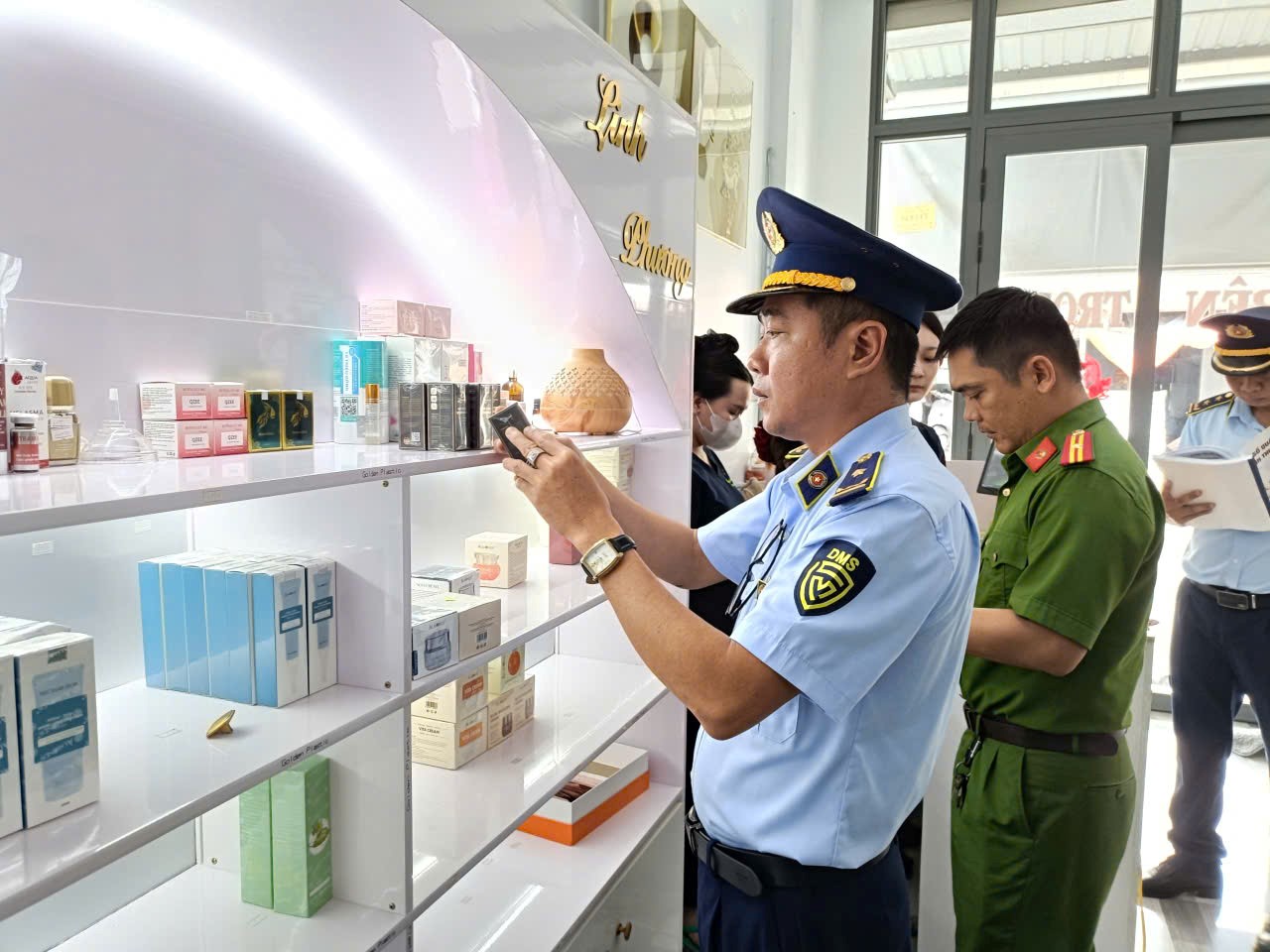 Cà Mau: Xử lý cơ sở kinh doanh mỹ phẩm trôi nổi, không giấy phép