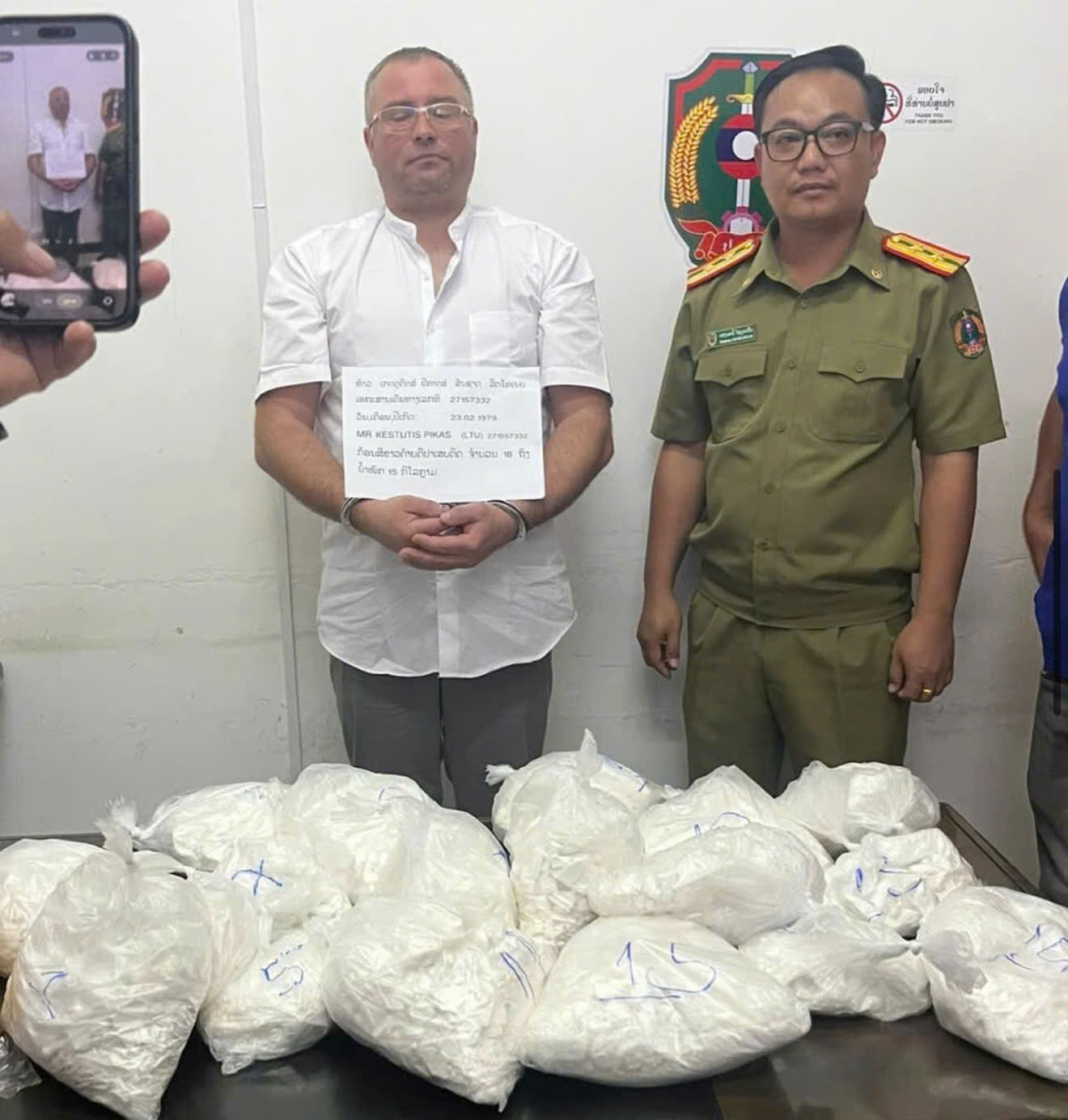 Bắt người nước ngoài mang 15kg heroin từ Luông Pha Băng về Việt Nam