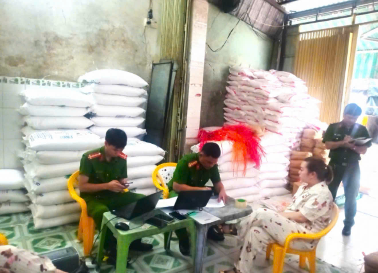 Lực lượng chức năng làm việc với chủ cơ sở M888com link hiện đang mở đường cát. (Ảnh: CACC) Lực lượng chức năng làm việc với chủ cơ sở M888com link hiện đang mở đường cát. (Ảnh: CACC)