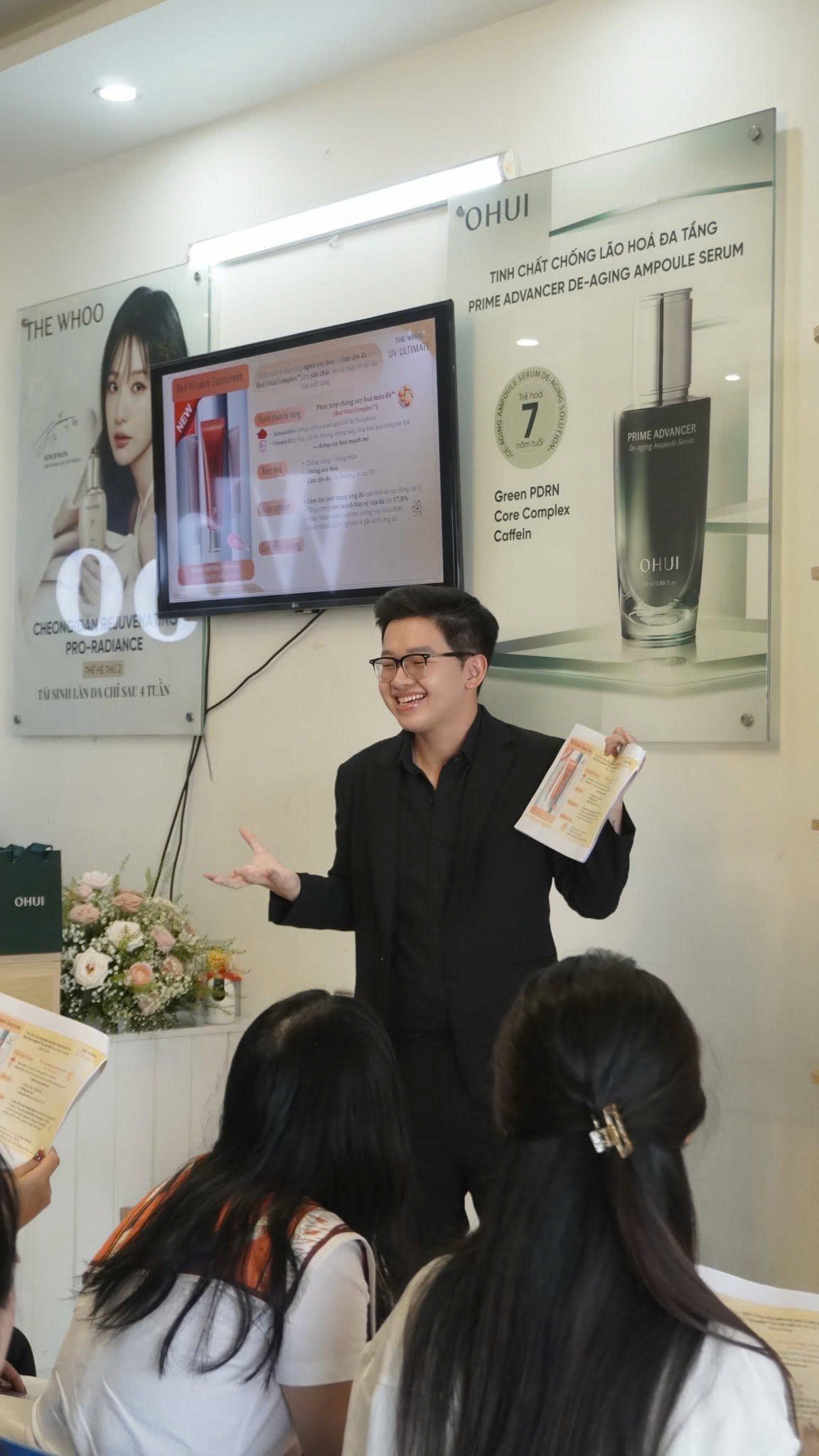 Bùi Trọng Hiếu trong một buổi đào tạo về chăm sóc da và mỹ phẩm của thương hiệu OHUI Bùi Trọng Hiếu trong một buổi đào tạo về chăm sóc da và mỹ phẩm của thương hiệu OHUI
