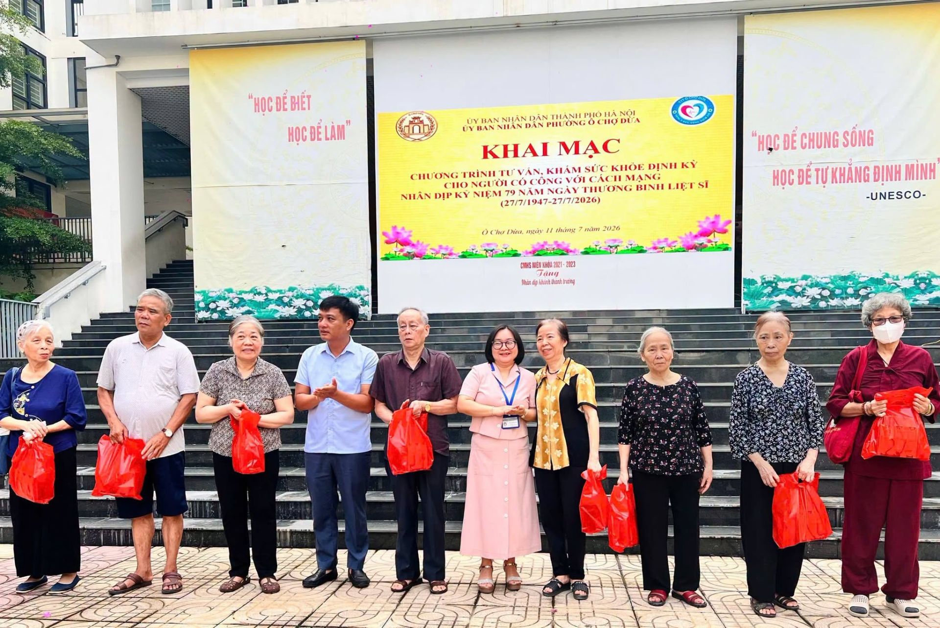 Lãnh đạo phường Ô Chợ Dừa trao quà tri ân các đại diện người có công với cách mạng tham gia chương trình tư vấn, khám sức khỏe định kỳ nhân kỷ niệm 79 năm Ngày Thương binh - Liệt sĩ. Lãnh đạo phường Ô Chợ Dừa trao quà tri ân các đại diện người có công với cách mạng tham gia chương trình tư vấn, khám sức khỏe định kỳ nhân kỷ niệm 79 năm Ngày Thương binh - Liệt sĩ.