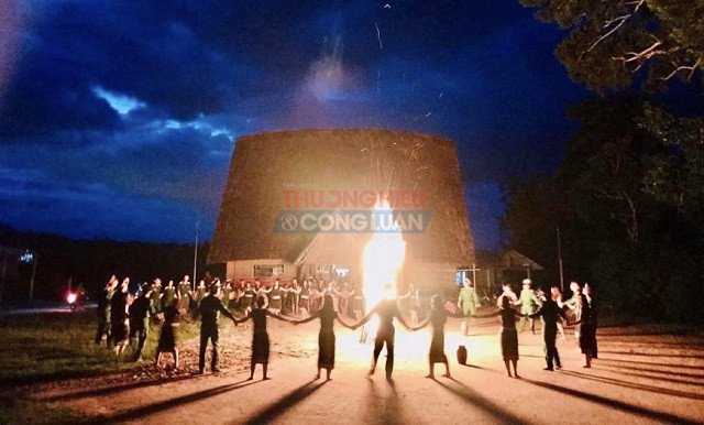 Lung linh Hội giao lưu văn hóa Cồng chiêng Tây Nguyên. Ảnh: Q-khang Lung linh Hội giao lưu văn hóa Cồng chiêng Tây Nguyên. Ảnh: Q-khang