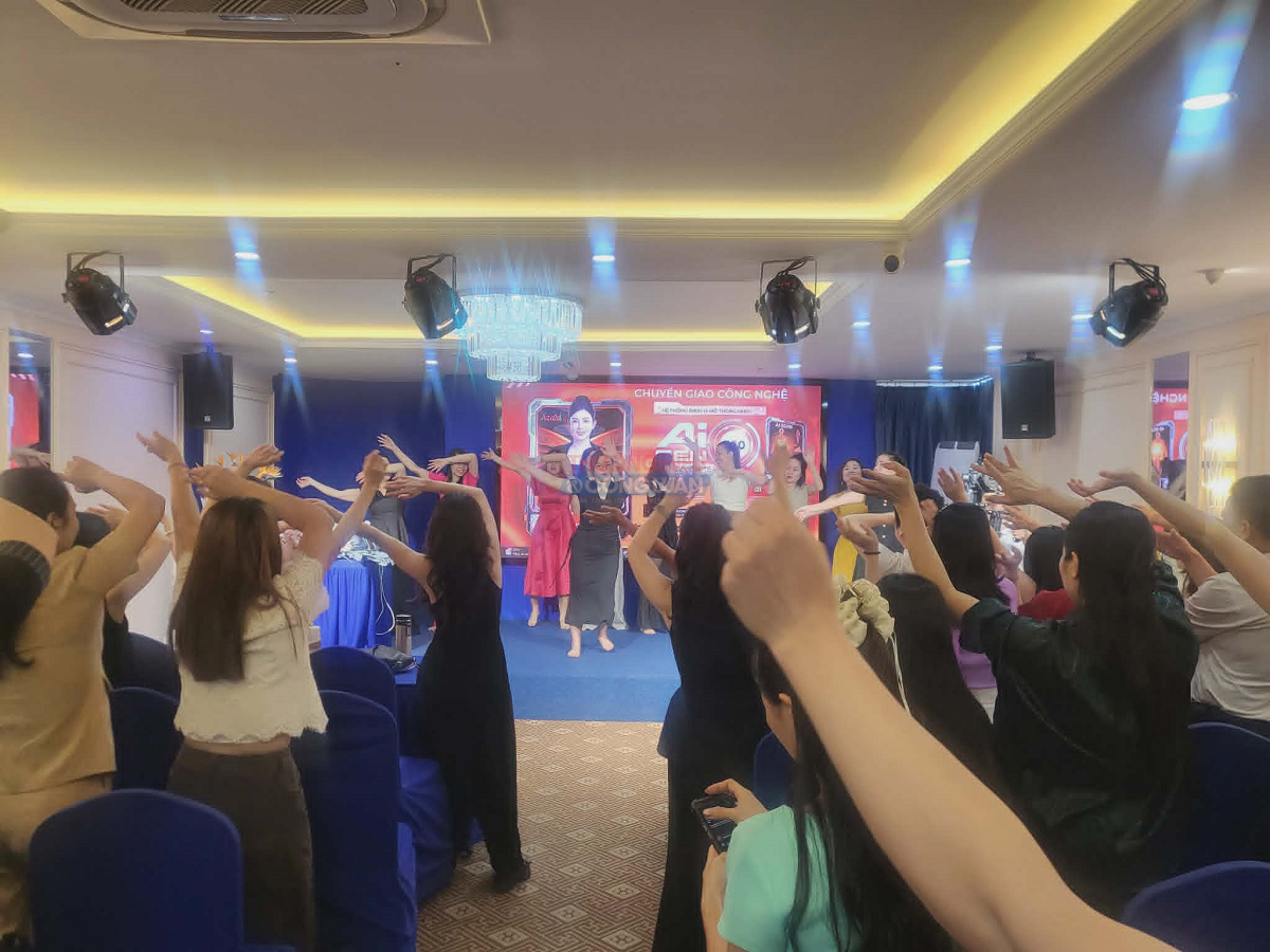 Khởi động trước buổi tập huấn. Ảnh: Cắt từ clip
