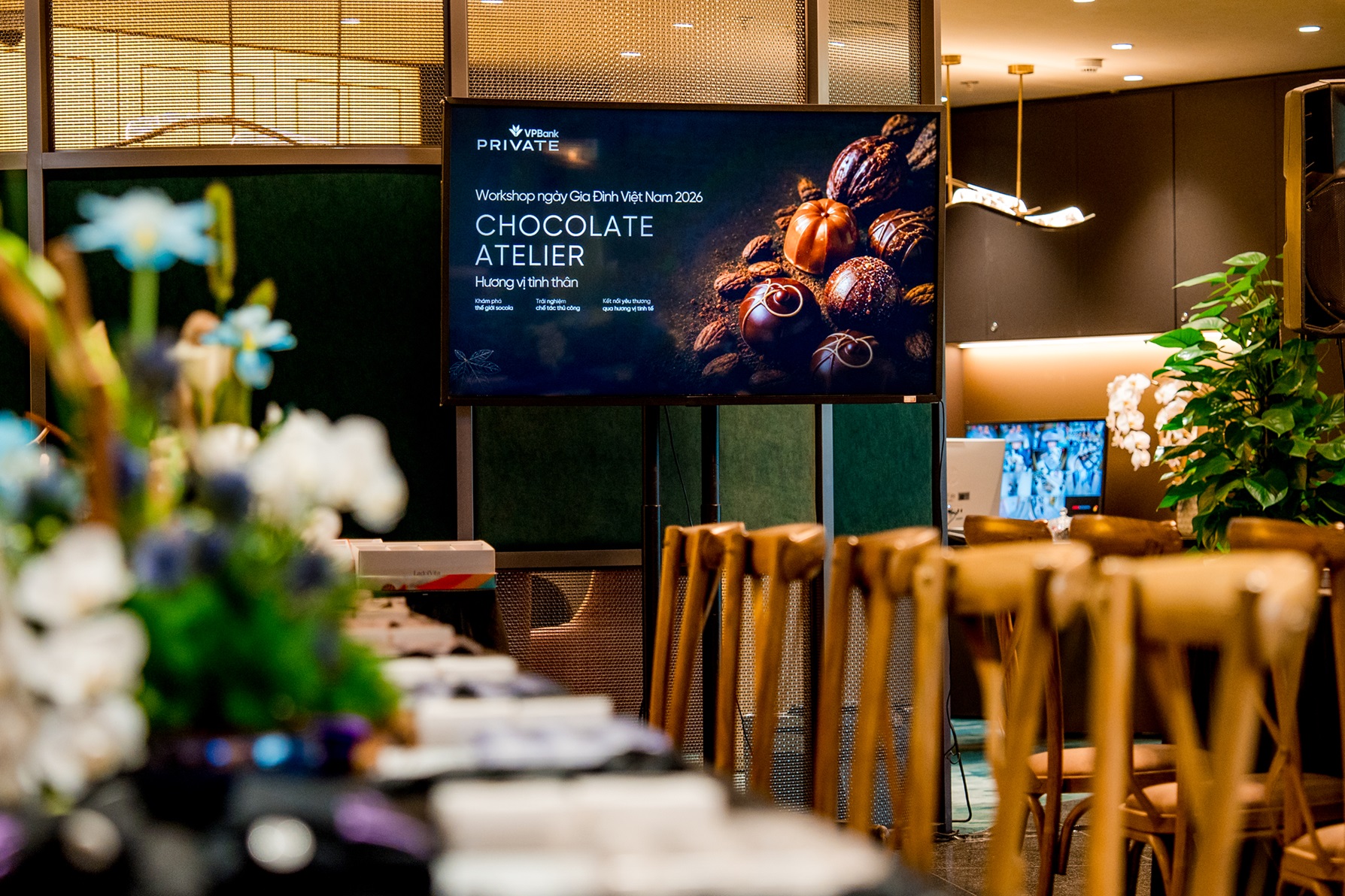 Kh&aacute;ch h&agrave;ng v&agrave; người th&acirc;n trải nghiệm l&agrave;m chocolae v&agrave; gốm trong kh&ocirc;ng gian VPBank Private