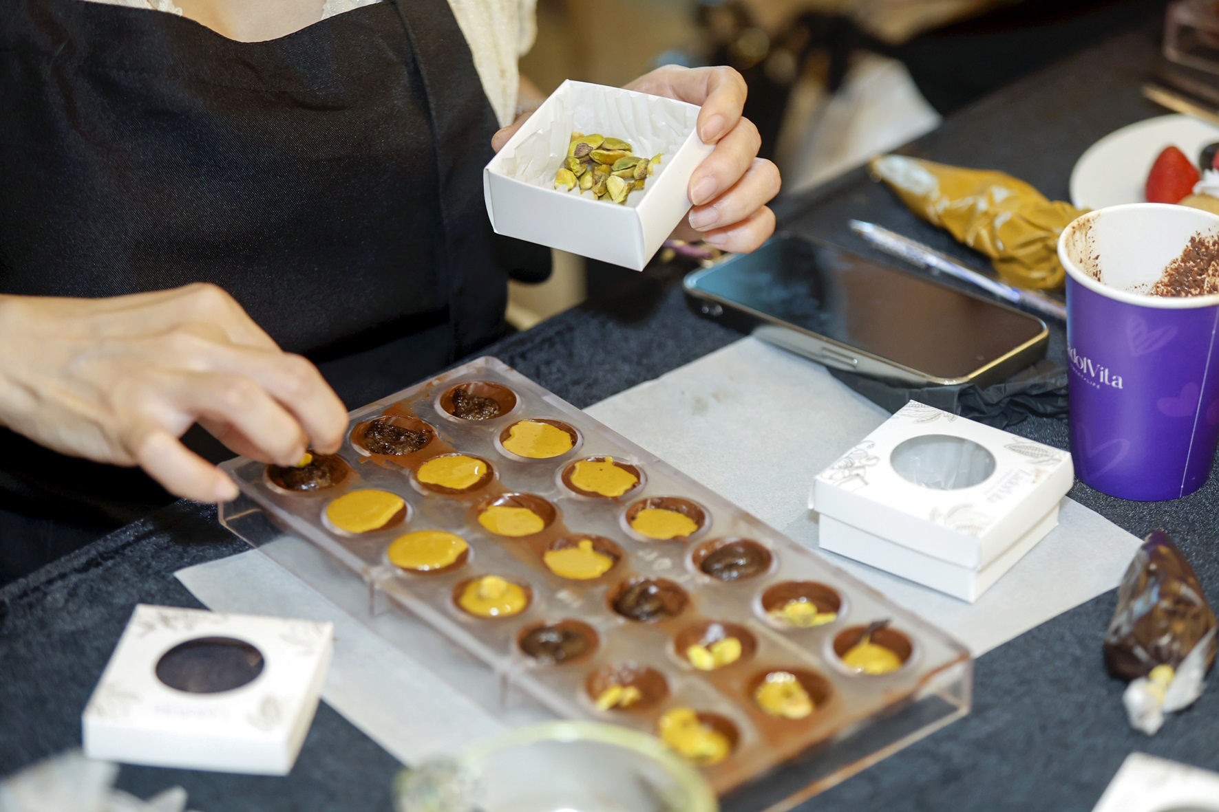 Khoảnh khắc c&aacute;c th&agrave;nh vi&ecirc;n c&ugrave;ng phối hợp để ho&agrave;n thiện sản phẩm chocolate