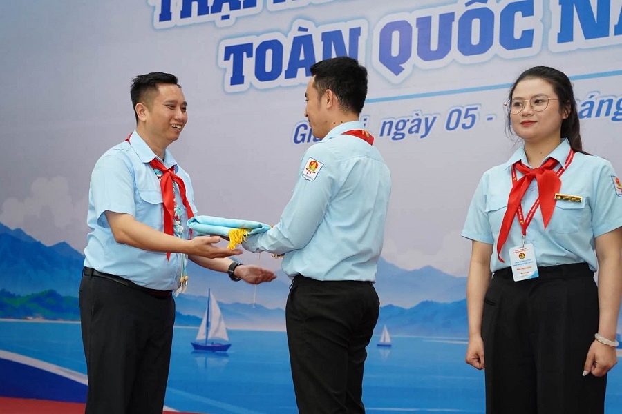 Đại diện tỉnh L&acirc;m Đồng nhận cờ đăng cai Trại Huấn luyện Kim Đồng to&agrave;n quốc năm 2027 từ Hội đồng Đội Trung ương.