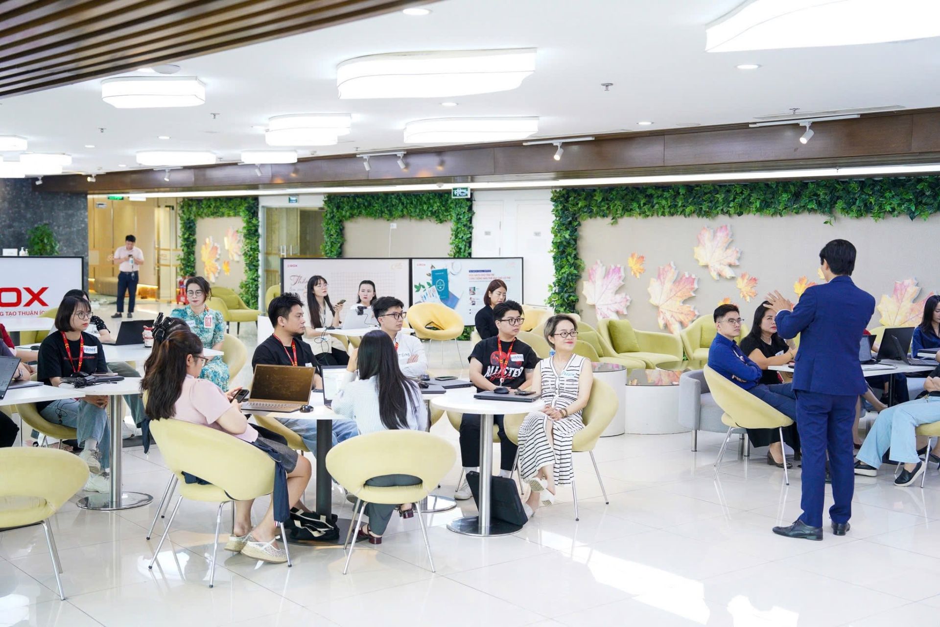 C&aacute;c chương tr&igrave;nh đ&agrave;o tạo chuy&ecirc;n s&acirc;u gi&uacute;p đội ngũ li&ecirc;n tục cập nhật năng lực số v&agrave; tư duy quản trị