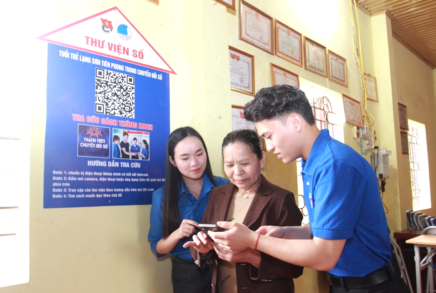 Đoàn viên thanh niên hướng dẫn người dân xã Chiến thắng thực hiện thủ tục hành chính trên Cổng dịch vụ công Đoàn viên thanh niên hướng dẫn người dân xã Chiến thắng thực hiện thủ tục hành chính trên Cổng dịch vụ công