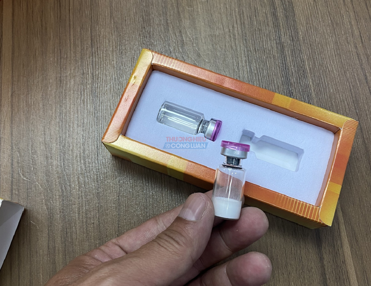 B&ecirc;n trong hộp l&agrave; 2 lọ sản phẩm dạng bột v&agrave; dung m&ocirc;i 