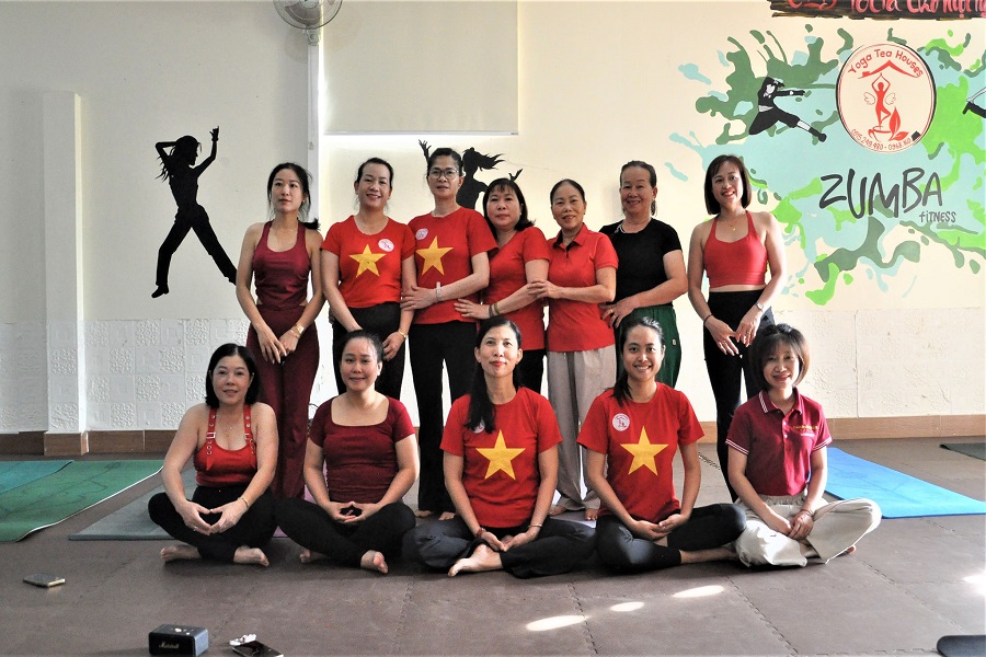 Một lớp tập yoga buổi s&aacute;ng sớm tại CLB Yoga Cho Mọi Người tại Bảo Lộc.