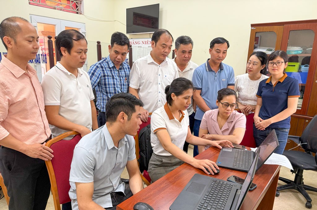 C&aacute;n bộ Sở KH&CN hỗ trợ phường Thi&ecirc;n Trường kỹ năng giải quyết thủ tục h&agrave;nh ch&iacute;nh trong những ng&agrave;y đầu vận h&agrave;nh ch&iacute;nh quyền địa phương 2 cấp