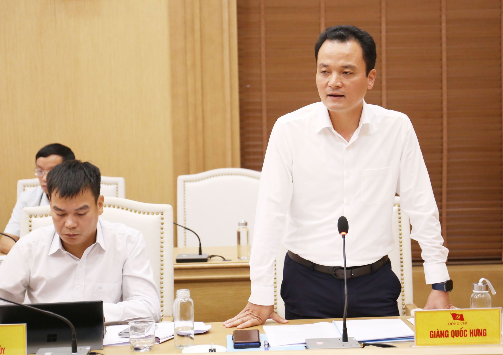 Phó Chủ tịch UBND tỉnh Lào Cai Giàng Quốc Hưng phát biểu tại Hội nghị Phó Chủ tịch UBND tỉnh Lào Cai Giàng Quốc Hưng phát biểu tại Hội nghị