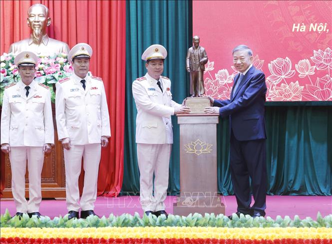 Tổng Bí thư, Chủ tịch nước Tô Lâm trao tặng bức tượng Chủ tịch Hồ Chí Minh cho Cục Cảnh sát Quản lý trại giam, cơ sở giáo dục bắt buộc, trường giáo dưỡng, Bộ Công an. Ảnh: Thống Nhất/TTXVN Tổng Bí thư, Chủ tịch nước Tô Lâm trao tặng bức tượng Chủ tịch Hồ Chí Minh cho Cục Cảnh sát Quản lý trại giam, cơ sở giáo dục bắt buộc, trường giáo dưỡng, Bộ Công an. Ảnh: Thống Nhất/TTXVN