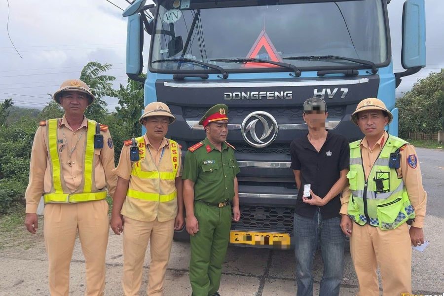 Quảng Trị: Bắt tài xế xe đầu kéo sử dụng và tàng trữ 412 viên ma túy