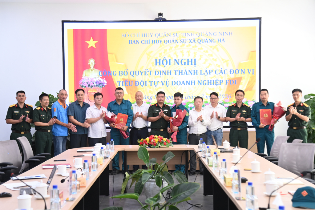 L&atilde;nh đạo x&atilde; Quảng H&agrave; v&agrave; c&aacute;c đại biểu tặng hoa ch&uacute;c mừng c&aacute;c tiểu đội tự vệ vừa được th&agrave;nh lập