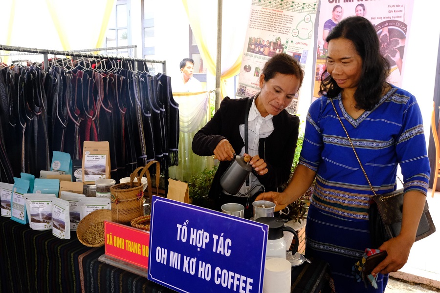 Tổ hợp tác Oh Mi Kơ Ho Coffee đã nhận được sự đồng hành, hỗ trợ từ các cấp, ngành để phát triển cà phê bền vững. Tổ hợp tác Oh Mi Kơ Ho Coffee đã nhận được sự đồng hành, hỗ trợ từ các cấp, ngành để phát triển cà phê bền vững.