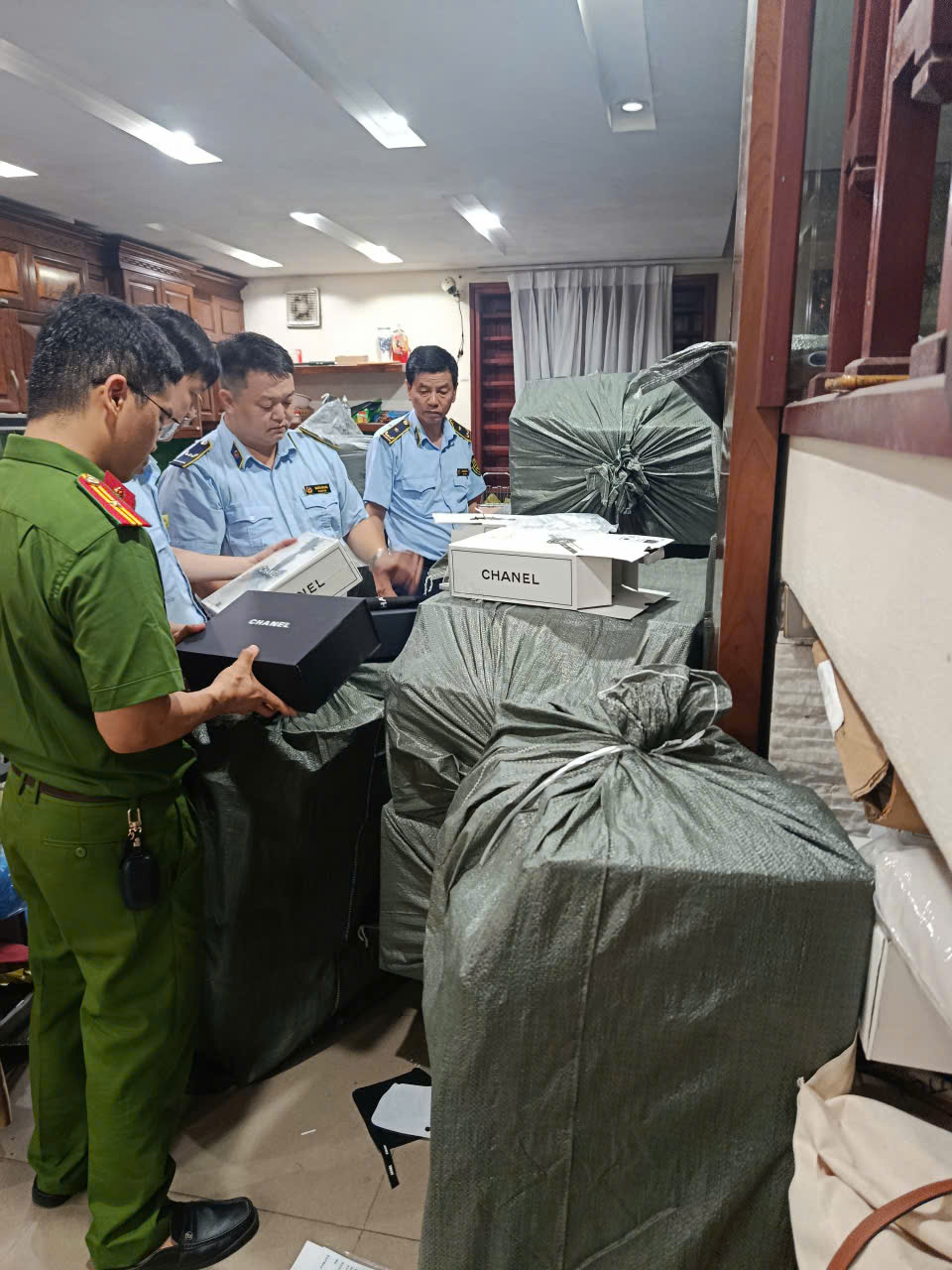Lực lượng chức năng tỉnh Bắc Ninh kiểm tra h&agrave;ng h&oacute;a tại cơ sở kinh doanh tr&ecirc;n địa b&agrave;n