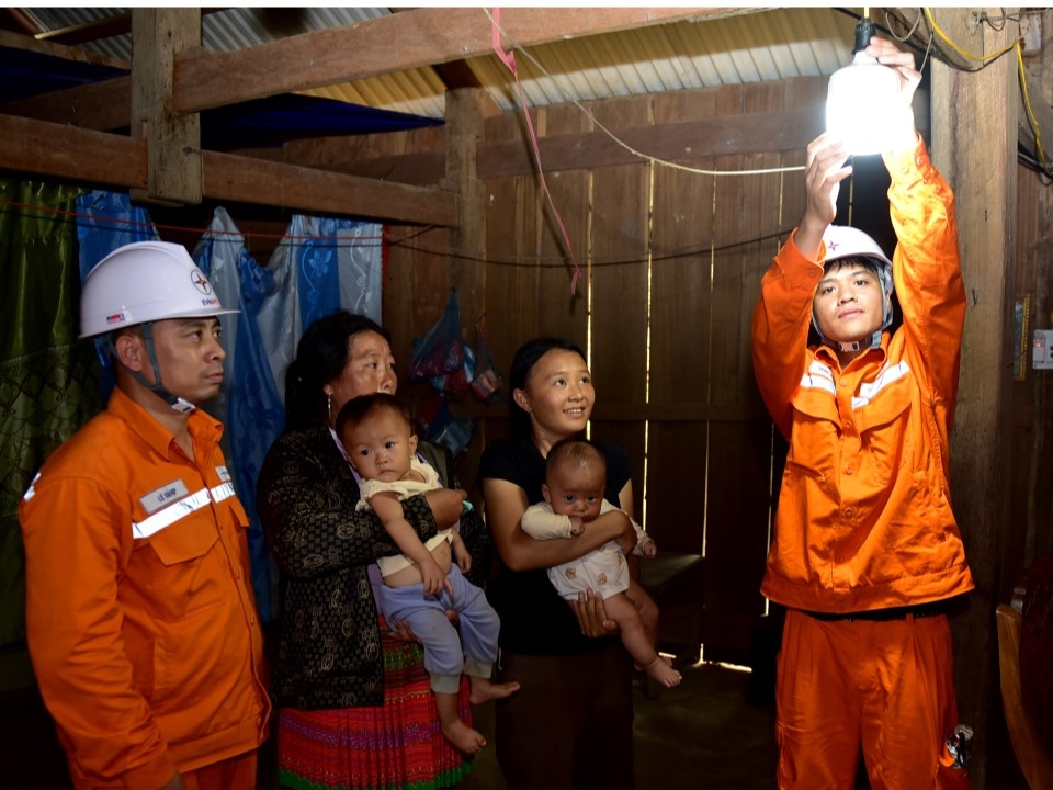 Niềm vui của b&agrave; con bản Huổi L&iacute;nh khi được sử dụng điện lưới quốc gia