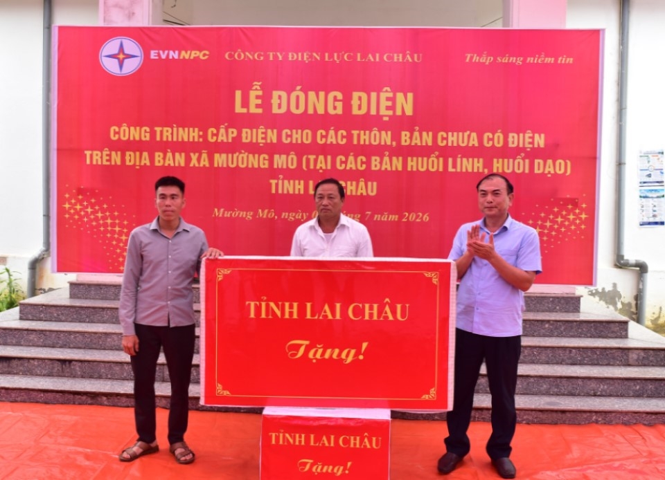Ph&oacute; Chủ tịch UBND tỉnh Lai Ch&acirc;u tặng qu&agrave; cho bản Huổi L&iacute;nh