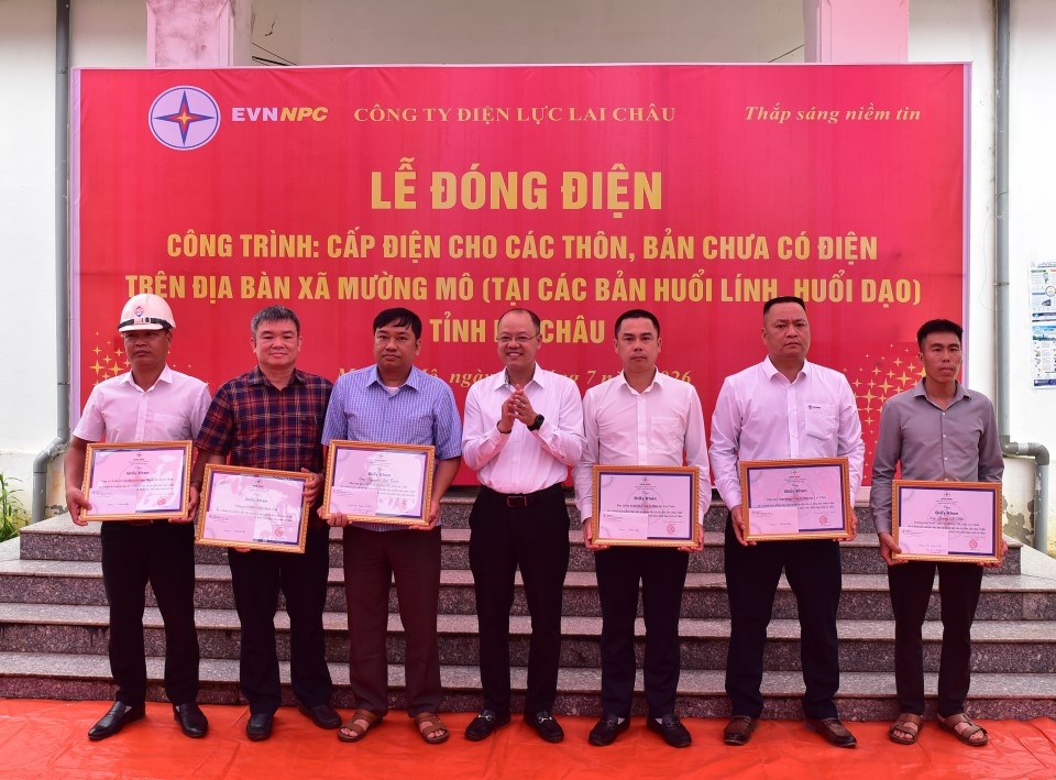 Gi&aacute;m đốc C&ocirc;ng ty Điện lực Lai Ch&acirc;u khen thưởng cho c&aacute;c tập thể, c&aacute; nh&acirc;n