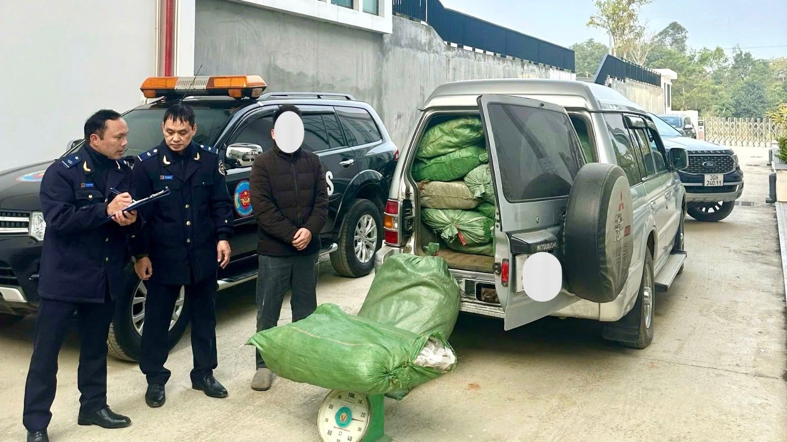 Đội Kiểm soát Hải quan đã phát hiện, bắt giữ 01 đối tượng có hành vi mua bán hàng hóa nhập lậu Đội Kiểm soát Hải quan đã phát hiện, bắt giữ 01 đối tượng có hành vi mua bán hàng hóa nhập lậu