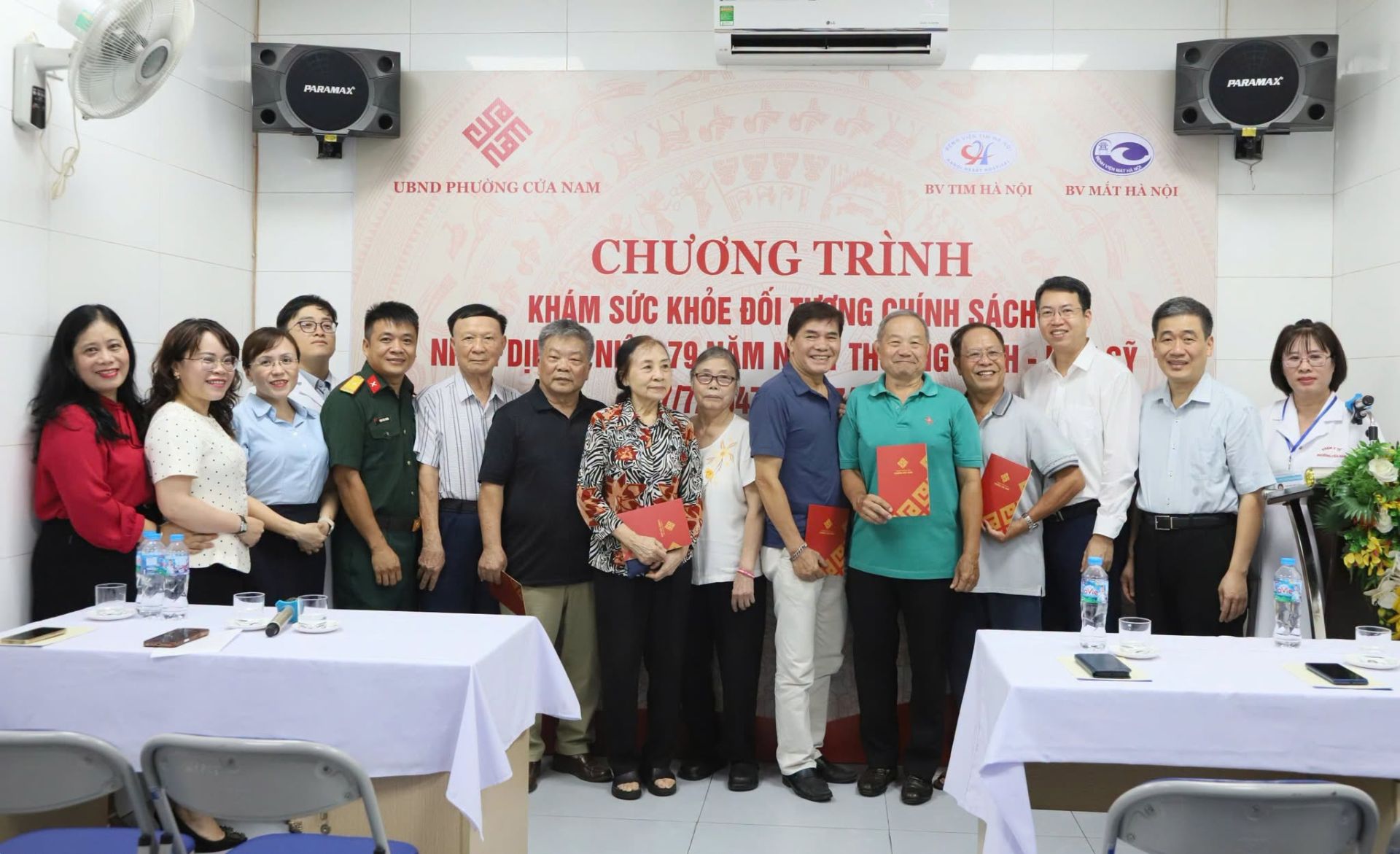 : Lãnh đạo phường Cửa Nam trao quà tri ân người có công và các gia đình chính sách tại chương trình khám sức khỏe miễn phí. : Lãnh đạo phường Cửa Nam trao quà tri ân người có công và các gia đình chính sách tại chương trình khám sức khỏe miễn phí.