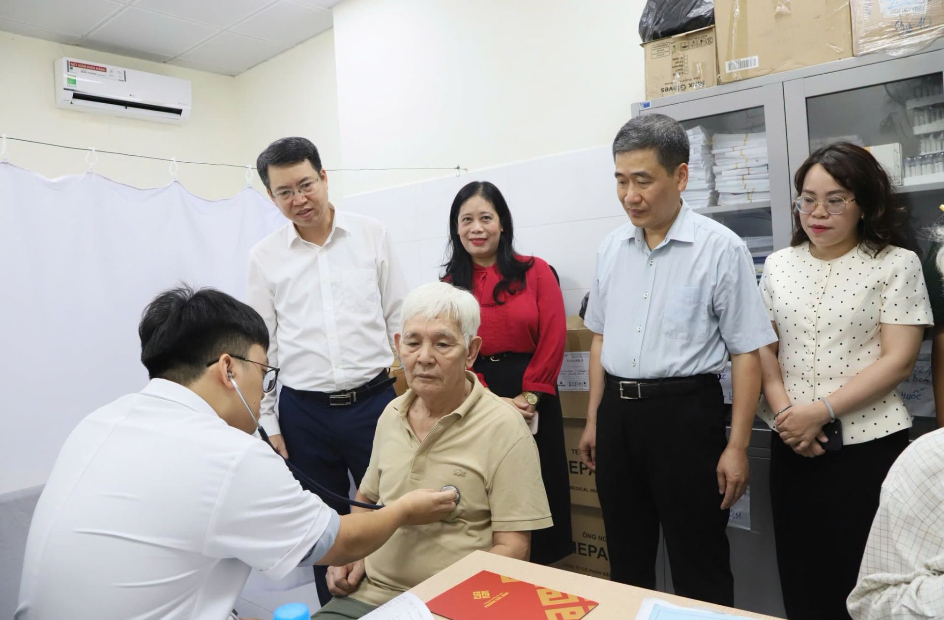 Hà Nội: Phường Cửa Nam khám sức khỏe, tặng quà tri ân gần 470 người có công với cách mạng